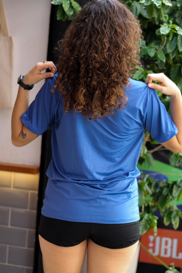 Camiseta UV Básica Azul Índico - Blusa UV Feminia Manga Curta - Imagem 2