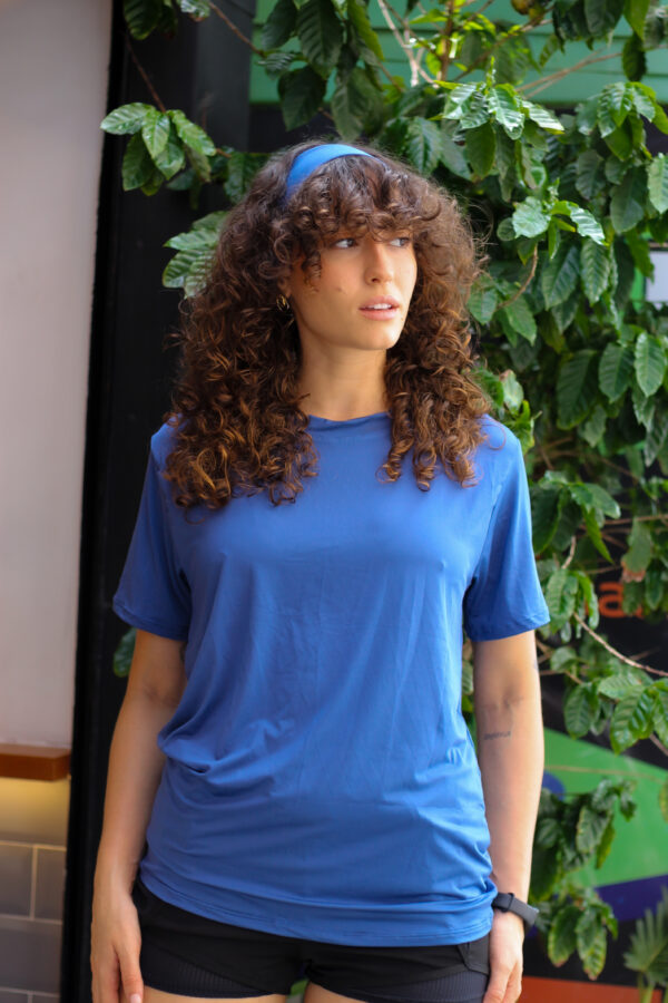 Camiseta UV Básica Azul Índico - Blusa UV Feminia Manga Curta
